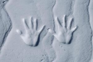 huellas de manos en el nieve. invierno concepto para gracioso momentos foto