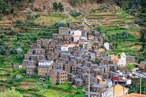 ver de el piodao pueblo en Portugal. rural turismo. hermosamente construido sobre el repisas de el montaña, el pueblo de piodao es armoniosamente tallado dentro naturaleza con sus esquisto casas y calles foto