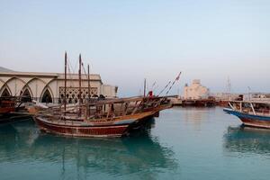 corniche turista barcos conducir, turista atracción en doha, Katar. foto