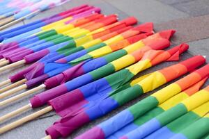 Marcha del orgullo lgbtiq. colorido desfile celebrando los derechos lgbtiq. manifestantes caminando con pancartas y banderas. derechos humanos. orgullo, pasión y protesta. familias arcoíris. igualdad para todos. foto