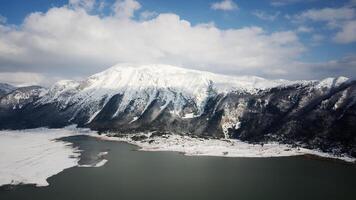 aéreo ver de el glacial lago blidinje en bosnia y herzegovina montañas cubierto con nieve en el antecedentes. foto