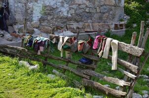 de lana calcetines siendo vendido en un pueblo en el campo. foto