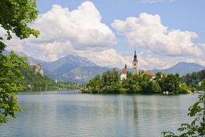ver de el mágico lago desangrado en Eslovenia. Iglesia de el madre de Dios en un pequeño isla en el lago. foto