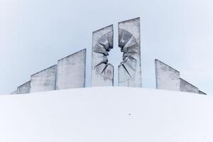 invierno paisaje de el kadinjaca monumento complejo, serbia yugoslavo Monumento conmemorando el luchas de el partidista durante mundo guerra 2. foto