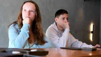 jongens en meisje zijn zittend in een restaurant tieners Doen niet weten wat naar praten over eerste mislukt vergadering ongemakkelijk ruzie gemaakt wrok beurt weg van elk andere adolescentie psychologisch problemen video