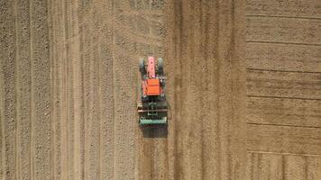 oben Aussicht von Traktor Aussaat Korn im das Bauernhof Feld. video