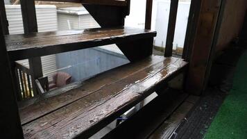 gotas de lluvia que cae en de madera escalera video