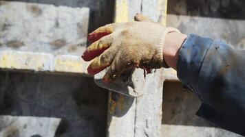 constructeur installe le coffrage avant verser le béton video