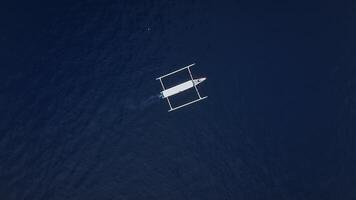 Weiß Angeln Boot im Indonesien auf Ozean Hintergrund video