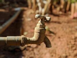 antiguo agua grifo con cremoso difuminar en antecedentes foto