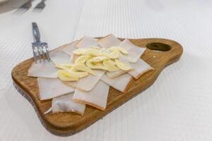 tradicional alentejo bocadillo capilla de tocino con ajo en un rústico alentejo restaurante. foto