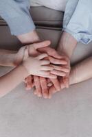 un grupo de niños con su manos juntos, uno de cuales es un 3. 5. foto