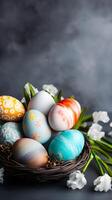 un cesta de vistoso huevos con copyspace en un gris antecedentes. Pascua de Resurrección huevo concepto, primavera fiesta foto