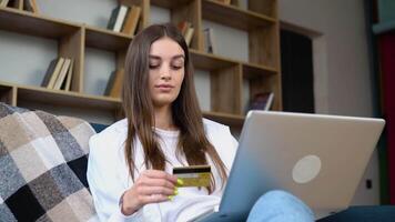 mujer consumidor pago para compra en web Tienda utilizando ordenador portátil tecnología. hembra manos de titular de la tarjeta participación crédito tarjeta haciendo mi banco en línea pago. comercio electrónico sitio web pagos concepto video