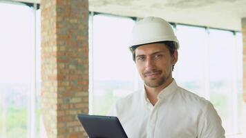 ingeniero desarrollador en casco inspeccionando edificio. constructor constructor especialista. civil ingeniero arquitecto construcción sitio video