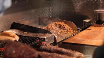 Turks straat voedsel kokorec gemaakt met schapen darm gekookt in hout ontslagen oven. video