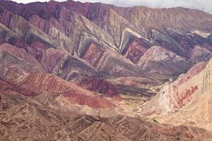 multicolor montañas situado en el pueblo de humahuaca, argentina foto