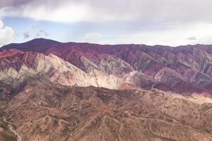 multicolor montañas situado en el pueblo de humahuaca, argentina foto