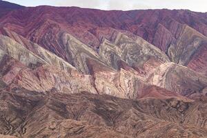 multicolor montañas situado en el pueblo de humahuaca, argentina foto