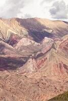multicolor montañas situado en el pueblo de humahuaca, argentina foto