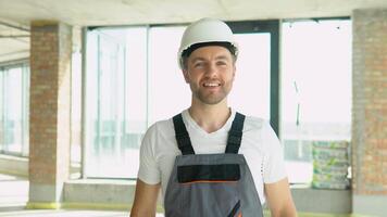 portrait de un ingénieur dans une casque avec Jaune équilibre règle à une construction placer. bulle niveau règle proche en haut voir, mesure et nivellement concept video