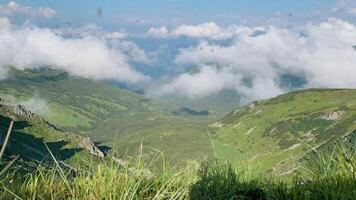 nuvens rolando sobre a montanha video