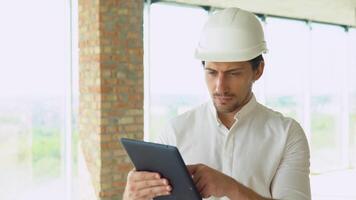 ingénieur développeur dans casque inspecter bâtiment. constructeur constructeur spécialiste. civil ingénieur architecte construction site video