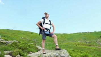 glücklich Wanderer gewinnen erreichen Leben Ziel, Erfolg, Freiheit und Glück, Leistung im Berge video