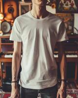 joven adulto hombre modelo en blanco blanco t camisa para diseño Bosquejo foto