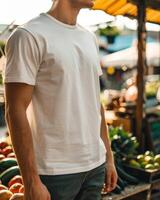 joven adulto hombre modelo en blanco blanco t camisa para diseño Bosquejo foto