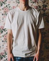 joven adulto hombre modelo en blanco blanco t camisa para diseño Bosquejo foto