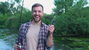 pescador sostiene el trucha atrapado en el río. trucha pesca. pescar en el río video