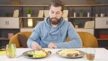 man med dålig och ohälsosam diet. video