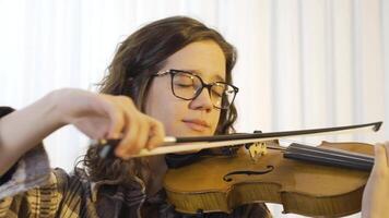 giocando il violino è arte. video