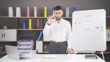 uomo esercizio nel il ufficio. video