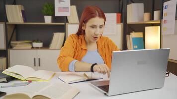 Jeune fille qui réussit et gagne video