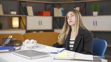 infeliz mujer de negocios en malo forma. video