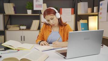 encantador joven niña es estudiando video