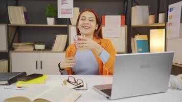 salutare giovane ragazza potabile acqua. video