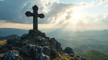 schleppend Bewegung von Christian religiös Symbol von Kreuz auf Berg, Hintergrund unter Strahlen von das Sonne. video