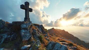 ai généré lent mouvement de Christian religieux symbole de traverser sur montagne, Contexte en dessous de des rayons de le Soleil. video