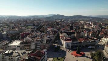 fliegen über Stadt von braga Portugal video