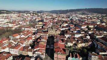 fliegen über Stadt von braga Portugal video