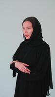 jovem lindo mulher dentro Preto nacional árabe abaya vestir. médio tiro video