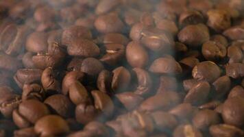 lento mazione di arrostito caffè fagioli con Fumo. biologico caffè semi. video