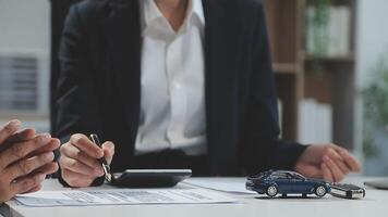 voiture vendeur donné le clés à le les clients qui signé le achat Contrat légalement, réussi achèvement de voiture ventes, achat Contrat et clé livraison. video