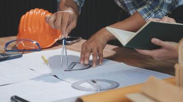 o negócio encontro Tempo com arquitetura interior desenhador e Engenharia. encontro e discussão sobre construção progresso dentro trabalhos e figuras denotando do contabilidade e financeiro video