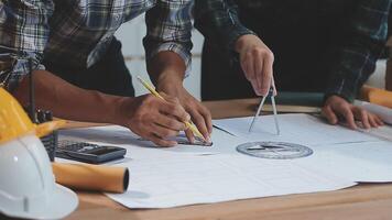 negocio reunión hora con arquitectura interior diseñador y ingeniería. reunión y discusión acerca de construcción Progreso en trabajo y cifras denotando de contabilidad y financiero video