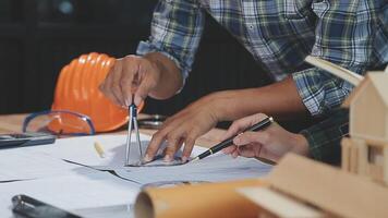 negocio reunión hora con arquitectura interior diseñador y ingeniería. reunión y discusión acerca de construcción Progreso en trabajo y cifras denotando de contabilidad y financiero video