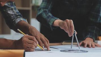 negocio reunión hora con arquitectura interior diseñador y ingeniería. reunión y discusión acerca de construcción Progreso en trabajo y cifras denotando de contabilidad y financiero video